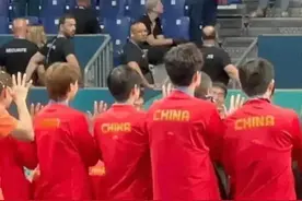 巴黎奥运会大合照孙颖莎合照时踮脚太可爱，像只小猫。网友炸锅！图片