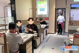 “晚上10点后，店里一半是韩国人”，只为吃瓜？图片