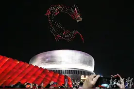 河北邯郸：夜空上演千架无人机灯光秀图片