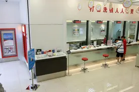 银行柜台取现金被拒，还被报警，为何最后还真的被抓了？图片