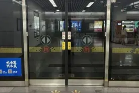 用雨伞阻挡门正常关闭，非紧急状态下按压紧急停车按钮！杭州通报：娄某、马某，被行政处罚图片