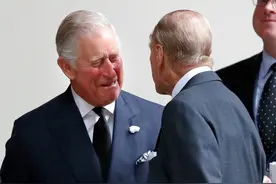 2022年，查尔斯晒出儿时父亲陪自己荡秋千的照片，父子没有隔夜仇图片