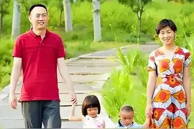 女航天员刘洋大校，一家四口合影，精神焕发图片