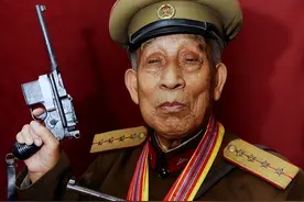 山东96岁老人持枪70年，警察收缴被无视，大爷：这枪你没有资格收图片