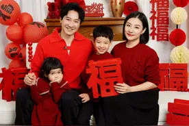 刘璇一家四口迎财神，47岁教授老公真帅，4岁女儿随了爸爸很漂亮图片