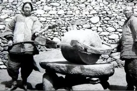 卑鄙龌龊老照片：青楼女子妖娆多姿，妇女露胸喂奶被孩子撕扯衣服图片