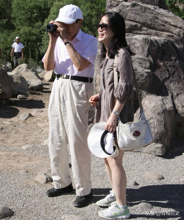 杨振宁遗孀翁帆晒新疆旅游美照，骑马喝酒，疑似还没走出丧夫之痛