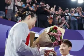 捧脸吻、现场求婚……盘点巴黎奥运赛场甜度爆表的爱情图片