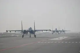 西部战区空军航空兵某旅节后飞行训练紧张展开图片