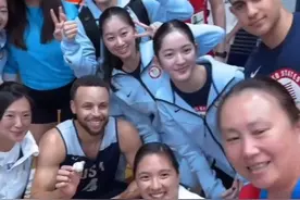美国女乒探班篮球梦之队，华人面孔和库里合影，有些评论阴阳怪气图片