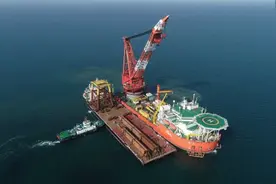 高效通关解难题，海工作业船远航共建“一带一路”图片
