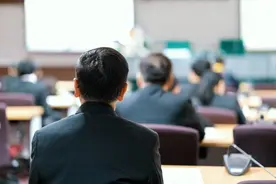 请不要随便告诉别人你是公务员！图片