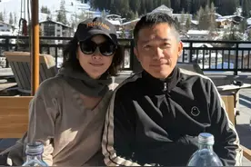 59岁刘嘉玲晒与62岁梁朝伟的雪山合照！两人结婚17年图片