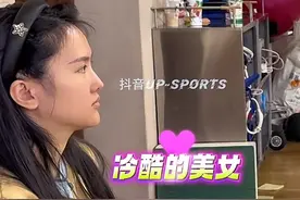 全红婵陈若琳师徒同框，陈教手里盘着手串眼神紧盯婵宝 压迫感满满图片