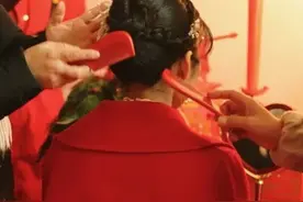 邻居姐姐嫁人后被婆家欺凌，我看不下去为她出头，阴差阳错娶了她图片