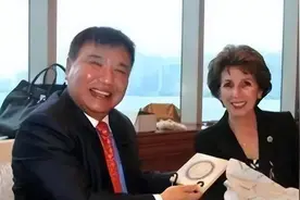 “电池大王”给美国捐7000万，叫嚣中国活该穷，如今下场大快人心图片
