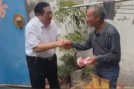 江苏酒厂董事长去姜萍老家看望，送给姜父5000元称“聊表心意”图片