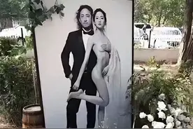 婚礼迎宾竟现全裸新娘海报，是大胆创意还是过分前卫？图片