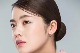 女人在你面前，有这些“小动作”，一般就是喜欢上你了图片