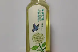 昨天买了瓶东方树叶，挺好喝的，今天果断提了一箱(900ml×12瓶)图片