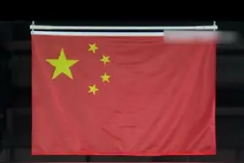 升国旗，奏国歌！当听到全场高唱《义勇军进行曲》，这样的场面怎么能不让人热泪盈眶！图片