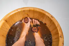泡脚水里丢一味药，祛湿排毒胜补药！天冷这样泡脚，身体越来越好图片