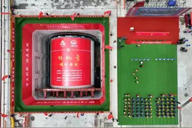 我国自主研制！“钢铁巨龙”开始穿越长江图片