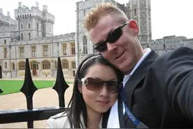 和前夫离婚后，东北女子二婚带女儿嫁给英国外教，婚后连生仨混血图片