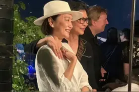 李嘉诚女友周凯旋罕露面，搂林青霞亲密合影，首登富豪榜后气色好图片
