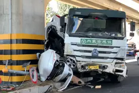 现场惨烈！呼和浩特一轿车被混凝土商砼车撞碎，司机不幸身亡图片