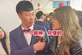 迎亲时小姨子一身黑衣又美又飒，拦着姐夫不让离开，众人：不懂事图片