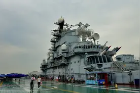 退役航母突发大火，着火的“明斯克”号，到底是什么来头？图片