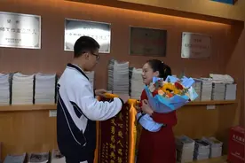 深圳街头突发！一名初中生果断出手！图片