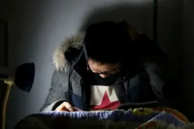 15年，河南18岁男孩，被确诊尿毒症，母亲自责大哭：都是我的错图片