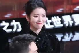 那晚，李云霄一身黑色旗袍，不知惊艳了多少人图片