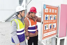 开车回家，一路有爱人相伴图片
