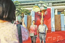 拍照片录视频、走明星同款红毯……爷爷奶奶们也来赶金鸡热潮图片