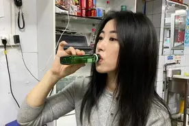 朱珠平价餐馆庆40岁生日，豪迈吹瓶畅饮，被老公拍下醉酒“糗照”图片