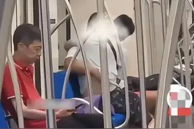 辣眼睛！上海2男子地铁拥吻互啃 手上动作更妖娆，整个过程被曝光图片