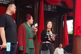29岁女孩相亲被嫌年龄大，掏3个房本男方秒改口，下秒反击怒点赞图片