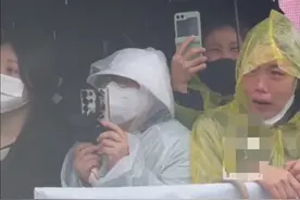 太感人！6000韩国民众雨中挥泪告别中国熊猫，哭嚎声一片！图片