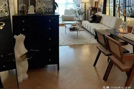 这是我见过最精致的家，全屋大白墙，木地板，效果却高级感满满图片