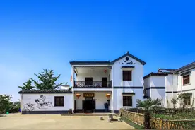 购买农村宅基地，有合同也无效，大学教授买后被强制执行？图片