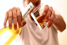 喝酒易变胖？这两个原因让你不知不觉长肉！图片