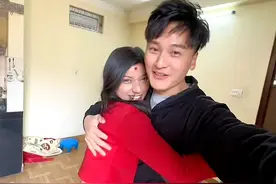 尼泊尔贵簇女孩追中国小伙被拒，用撒娇柔情缠绵及重礼才搞到得手图片