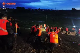 冒雨救援！武警官兵奋战在抗洪一线图片