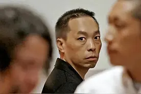 8名白人群殴亚裔小伙，反被教做人，深挖其背景才知惹错了人图片
