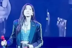 于文文演唱会惊艳登场，紧身裤隐私部位轮廓引爆话题！图片