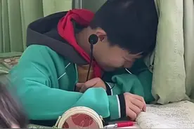 笑喷了！学生上课爱讲话，老师出奇招治得服服帖帖，家长连连夸赞图片