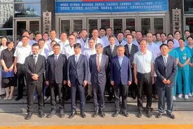 国际心脏外科顶尖专家与洛阳市中心医院开展交流合作图片